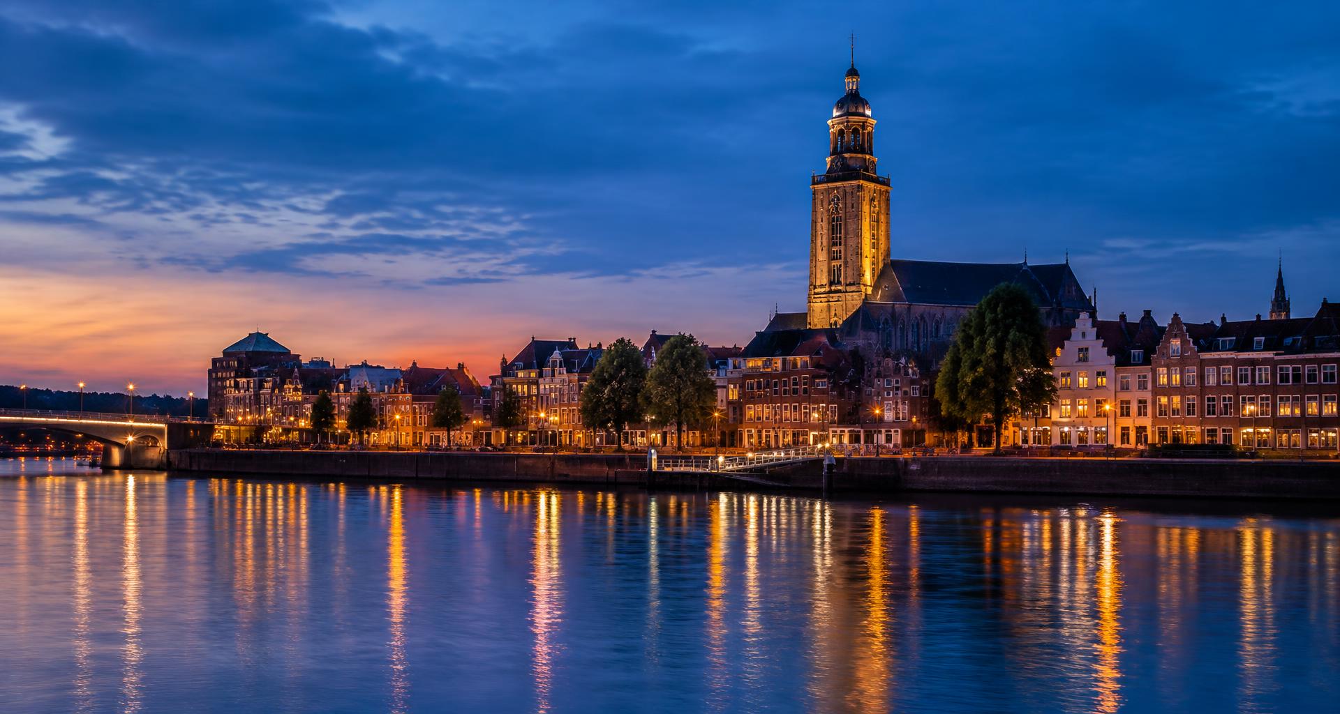 De Maas en de skyline van Venlo bij avond